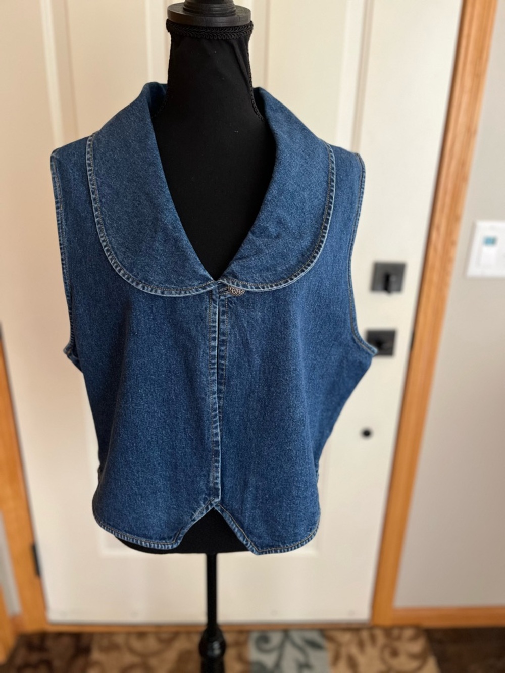 Women’s new Upper West Side blue cotton Peter Pan collar denim jean vest. Large